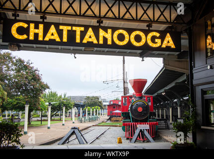 Chattanooga, TN, Stati Uniti d'America - 27 Agosto 2019 : segno per Chattanooga a Chattanooga Choo Choo Hotel nel punto di riferimento stazione ferroviaria con il rosso locomoti Foto Stock