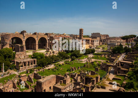 Roma, Italia - Aprile 2018: vista delle antiche rovine del Foro Romano e il Colosseo a Roma Foto Stock