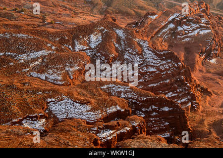 Affacciato sulla coperta di neve eroso formazioni arenarie in Colorado River Canyon al di sotto di Dead Horse Point, Dead Horse Point State Park, Utah, Stati Uniti d'America Foto Stock