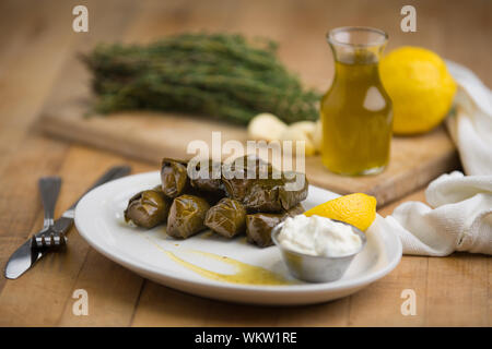 Antipasti greco con olive e salse servita su piatti bianchi con pane pita Foto Stock