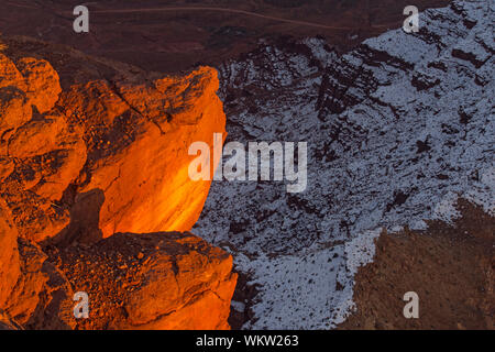 Affacciato sulla coperta di neve eroso formazioni arenarie in Colorado River Canyon al di sotto di Dead Horse Point, Dead Horse Point State Park, Utah, Stati Uniti d'America Foto Stock