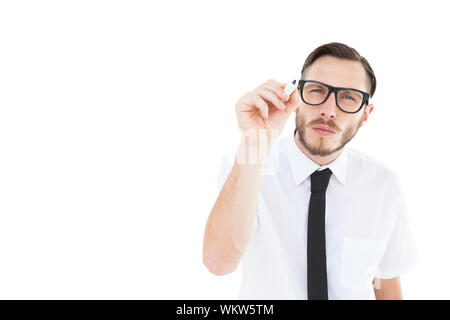Geeky imprenditore iscritto con marcatore su sfondo bianco Foto Stock