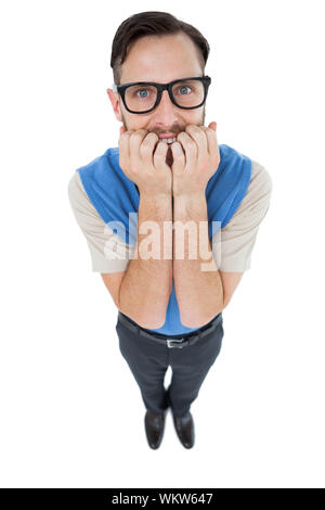 Geeky hipster cercando nervosamente alla fotocamera su sfondo bianco Foto Stock