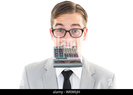 Geeky sorridente imprenditore mordere la calcolatrice su sfondo bianco Foto Stock