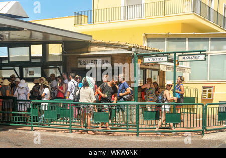 Isola di Capri - Agosto 2019: la gente in coda presso la stazione degli autobus nella città di Capri Foto Stock