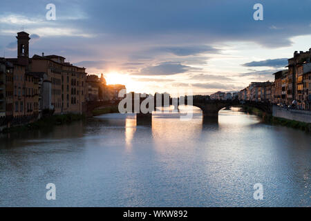 Il suggestivo tramonto primaverile sopra l'Arno. Firenze, Toscana. Italia Foto Stock