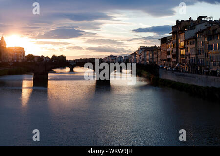 Il suggestivo tramonto primaverile sopra l'Arno. Firenze, Toscana. Italia Foto Stock