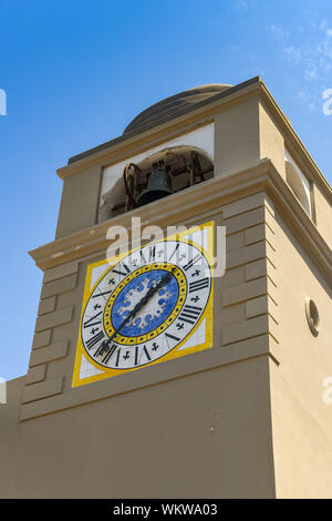 Isola di Capri - Agosto 2019: Orologio e torre campanaria nel centro di Capri. Foto Stock