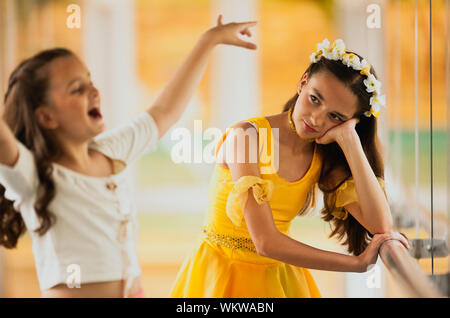 Ragazza broncio come lei guarda la sorella di danza. Foto Stock