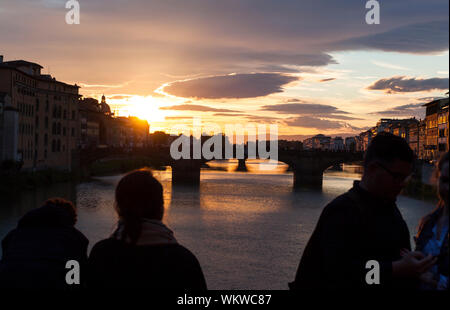 Il suggestivo tramonto primaverile sopra l'Arno. Firenze, Toscana. Italia Foto Stock