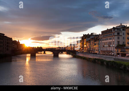 Il suggestivo tramonto primaverile sopra l'Arno. Firenze, Toscana. Italia Foto Stock