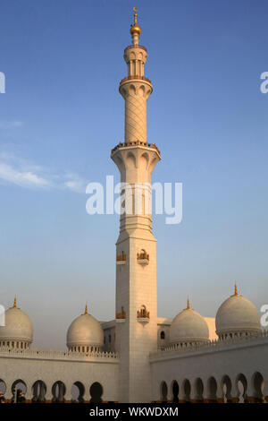 Minareto. Mosquée Sheikh Zayed. 1995. Abou Dhabi. / Moschea Sheikh Zayed. 1995. Emirato di Abu Dhabi. Foto Stock