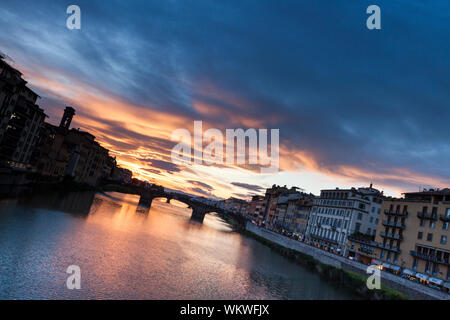 Il suggestivo tramonto primaverile sopra l'Arno. Firenze, Toscana. Italia Foto Stock