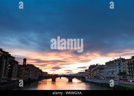 Il suggestivo tramonto primaverile sopra l'Arno. Firenze, Toscana. Italia Foto Stock