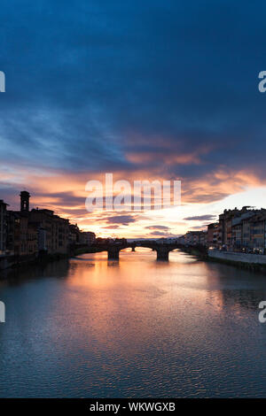 Il suggestivo tramonto primaverile sopra l'Arno. Firenze, Toscana. Italia Foto Stock