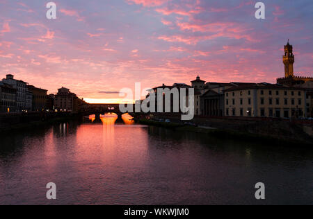 Il suggestivo tramonto primaverile sopra l'Arno. Firenze, Toscana. Italia Foto Stock