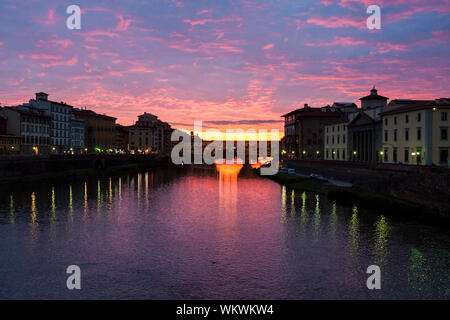 Il suggestivo tramonto primaverile sopra l'Arno. Firenze, Toscana. Italia Foto Stock