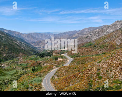 Strada asfaltata si piega attraverso Angeles foreste nazionali di montagna, California, USA. Sottile strada si snoda tra una cresta di colline e montagne in alta quota Foto Stock