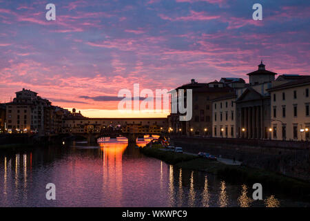 Il suggestivo tramonto primaverile sopra l'Arno. Firenze, Toscana. Italia Foto Stock