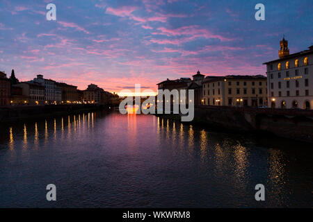 Il suggestivo tramonto primaverile sopra l'Arno. Firenze, Toscana. Italia Foto Stock