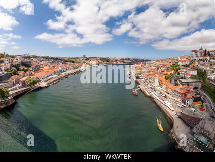 Vista della città storica di Porto, Portogallo nel lato destro del fiume Douro e Vila Nova de Gaia nel lato sinistro Foto Stock