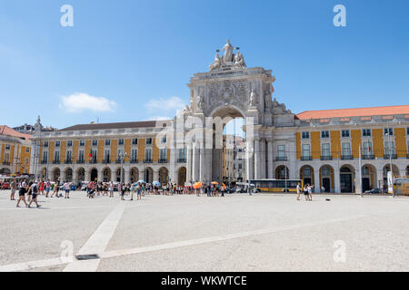 Lisbona, Portogallo - 15 Luglio 2019: Piazza del commercio (Praça do Comércio in portoghese) a Lisbona, Portogallo con anonimo turisti e tour operator wit Foto Stock