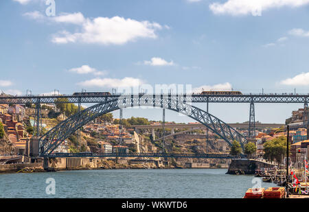Ponte di Dom Luis I (costruito nel 1886) nel vecchio porto Foto Stock