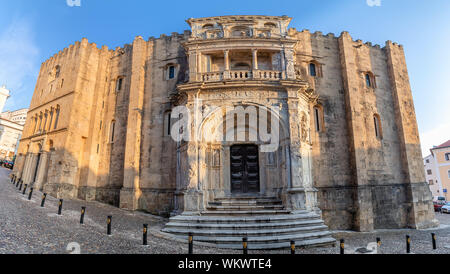 Vista panoramica della vecchia cattedrale di Sé Velha nella città vecchia di Coimbra Foto Stock