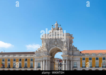 Vista l'Arc de Triomphe in Praça do Comércio (Piazza del commercio), che si trova nella città di Lisbona, Portogallo Foto Stock