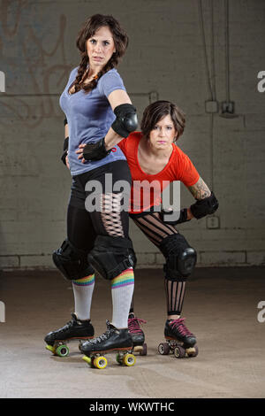 Coppia di tenace femmina caucasica roller derby pattinatori Foto Stock