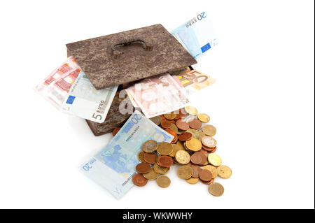 Vecchio,rusty denaro box con Euro isolato su bianco Foto Stock