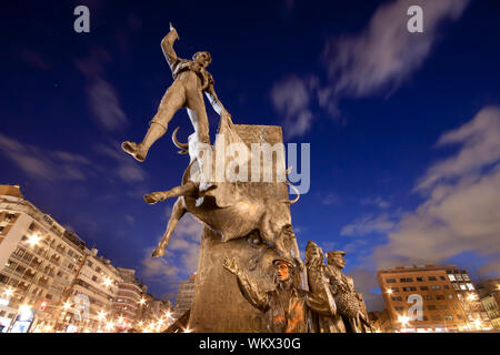 Un monumento di fronte all'arena sulla Plaza de Torros, Ventas, Madrid, Spagna Foto Stock