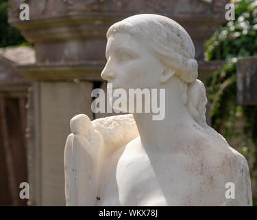 Dettaglio della lapide sulla tomba di Lillie Langtry in St Saviours sagrato, Jersey, Isole del Canale. Foto Stock