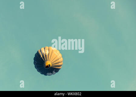 BAGAN, MYANMAR - 06 dicembre, 2018: dal basso verso l'alto l'immagine di splendida mongolfiera di Bagan, situato in Myanmar Foto Stock