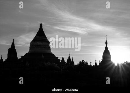 Immagine in bianco e nero ad alto contrasto di sunrise e antiche pagode buddiste a Bagan, Myanmar Foto Stock