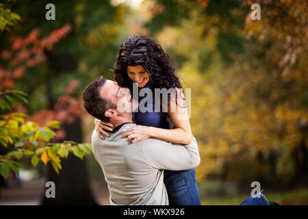 Excited donna e uomo Foto Stock