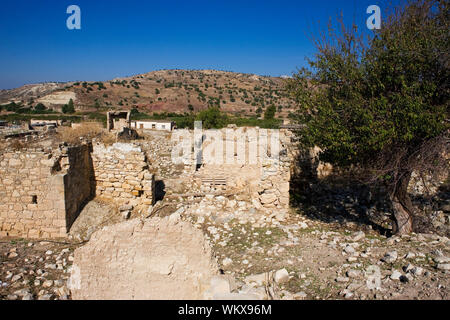 Il villaggio abbandonato di Souskioú: abitazioni in rovina in un ex enclave turco in lingua greca di Cipro Foto Stock