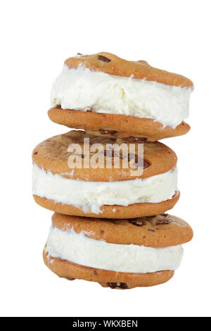 Chocolate Chip Cookie Ice Cream Sandwich isolati su sfondo bianco. Foto Stock