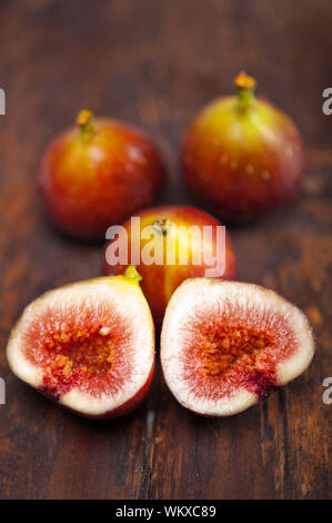 Fichi freschi macro closeup su vecchie di pannelli di legno Foto Stock