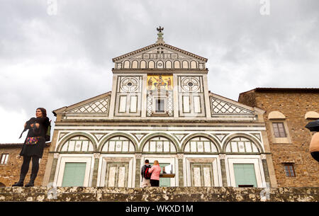 La facciata dell'abbazia di San Miniato al Monte dopo la tempesta. Firenze, Toscana. Italia Foto Stock