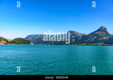 La splendida vista dal Sanktwolfgang im Salzkammergut sulle montagne delle Alpi, il lago Wolfgangsee, cielo blu. Salisburgo, Austria Foto Stock