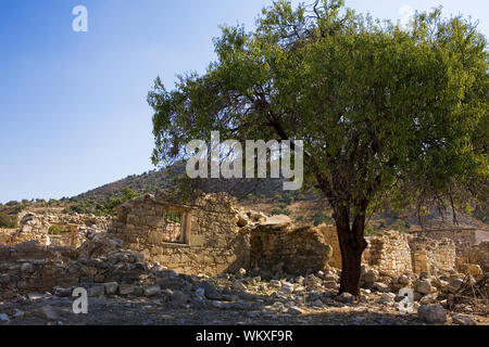 Il villaggio abbandonato di Souskioú: abitazioni in rovina in un ex enclave turco in lingua greca di Cipro Foto Stock