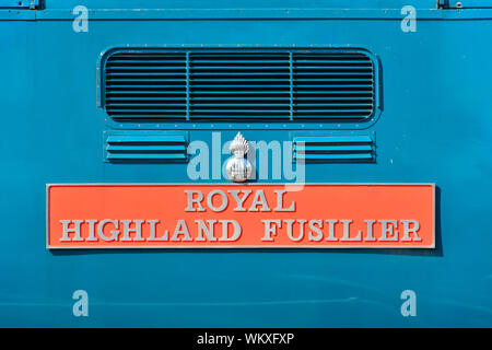 Close up della classe 55 55019 Deltic Royal Highland Fusilier che mostra la locomotiva targhetta costruttore Foto Stock