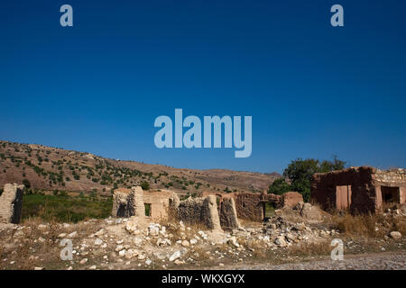 Il villaggio abbandonato di Souskioú: abitazioni in rovina in un ex enclave turco in lingua greca di Cipro Foto Stock