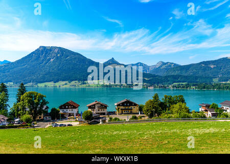 La splendida vista dal Sanktwolfgang im Salzkammergut sulle montagne delle Alpi, case, il lago Wolfgangsee. Salisburgo, Austria Foto Stock