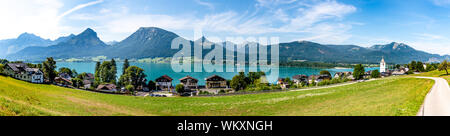 La splendida vista dal Sanktwolfgang im Salzkammergut sulle montagne delle Alpi, case, la chiesa, il lago Wolfgangsee. Salisburgo, Austria Foto Stock