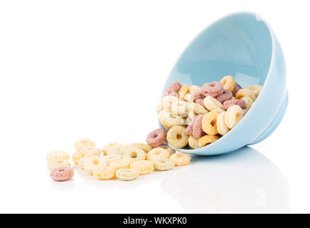 Deliziosi Cheerios cereali di avena in un recipiente, isolato sul bianco Foto Stock