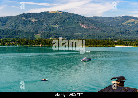 La splendida vista dal Sanktwolfgang im Salzkammergut sulle montagne delle Alpi, il lago Wolfgangsee. Salisburgo, Austria Foto Stock