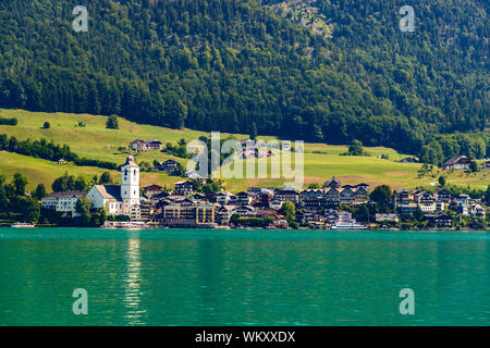 La splendida vista dal Sanktwolfgang im Salzkammergut sulle montagne delle Alpi, il lago Wolfgangsee. Salisburgo, Austria Foto Stock