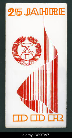 Europa, Deutschland, DDR, Keramikplatte gefertigt in Boizenburg mit dem testo : ' 25 Jahre DDR ' , auf der Rückseite zu lesen : realizzata in GDR , Boizenburg , über den Künstler habe ich keine Informationen. / Europa, Germania, REPUBBLICA DEMOCRATICA TEDESCA, piastra ceramica prodotta in Boizenburg con il testo : ' 25 Jahre DDR ' ( 25 anni RDT ) , sul retro è possibile leggere : realizzata in GDR , Boizenburg , non ho informazioni sull'artista. Foto Stock